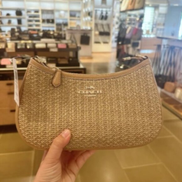 Coach Teri Shoulder Bag In Latte CR350 - Picture 1 of 4